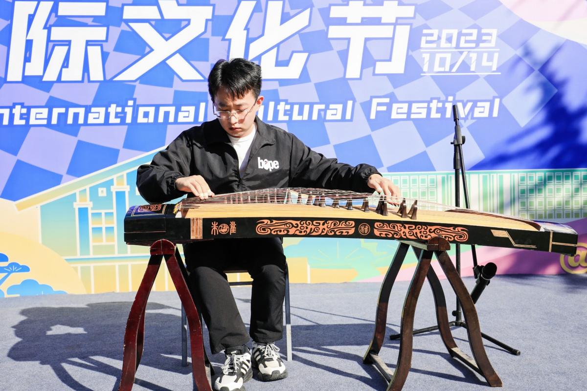 图4中国学生弹奏古筝.jpg